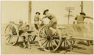 Fotografía horizontal en sepia que muestra a hombres uniformados saltando de un carro abierto con suministros. Se pueden ver torres de líneas eléctricas en el fondo de Carl Michel